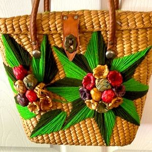 Cute straw weaved handbag with weaved flower.